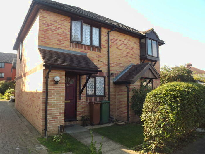 2 Bedroom End Of Terrace House To Rent In Chelsea Gardens, Sutton, SM3