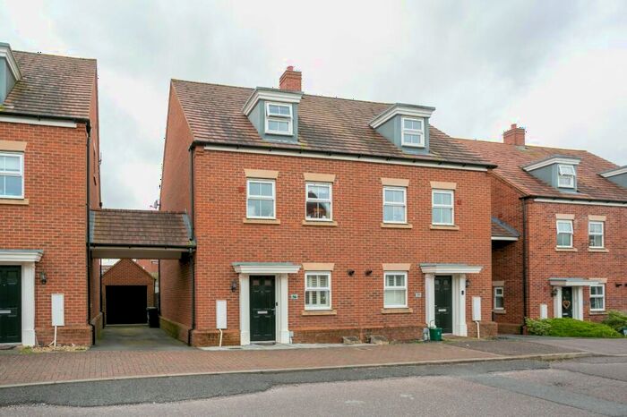 3 Bedroom Semi-Detached House To Rent In Shearwater Road, Hemel Hempstead, Hertfordshire, HP3