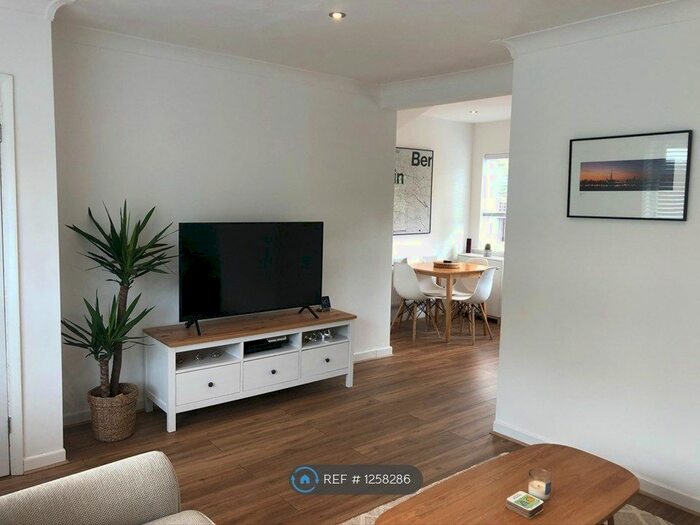 3 Bedroom Terraced House To Rent In Sussex Avenue, Leeds, LS18