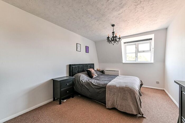 1 Bedroom Flat For Sale In Darwin Court, Gravel Walk, Rochester, ME1