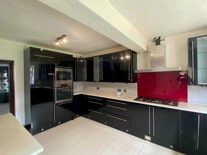 4 Bedroom Semi-Detached House To Rent In Beattyville Gardens, Ilford, IG6