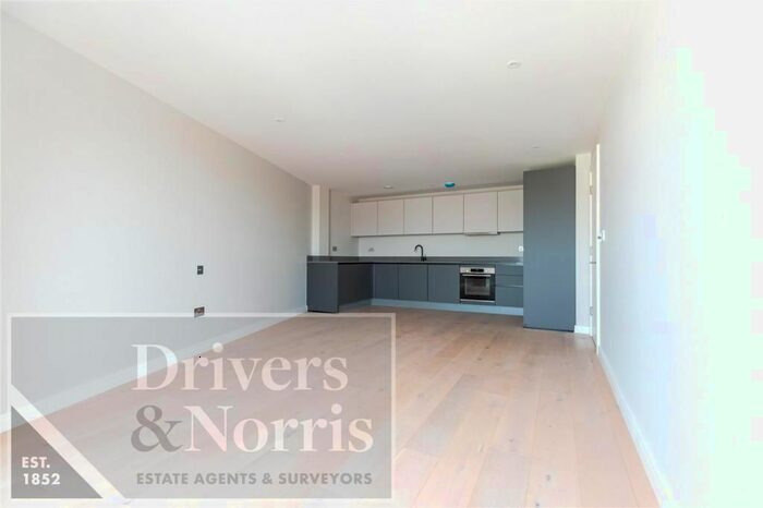 2 Bedroom Flat To Rent In Tottenham Lane, Crouch End, London, N8