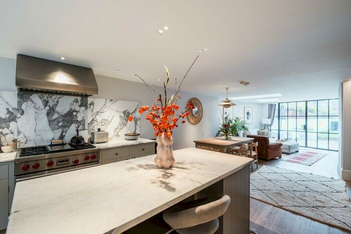 3 Bedroom End Of Terrace House To Rent In Navarino Road London, E8