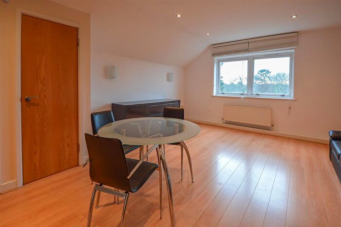 2 Bedroom Flat For Sale In Coptfold Road, Brentwood, CM14