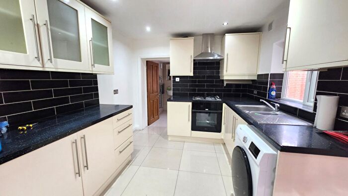 4 Bedroom Semi-Detached House To Rent In Park Street, Slough, SL1