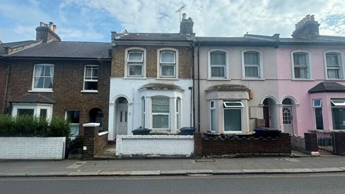 3 Bedroom Flat To Rent In Churchfield Road, Acton, W3