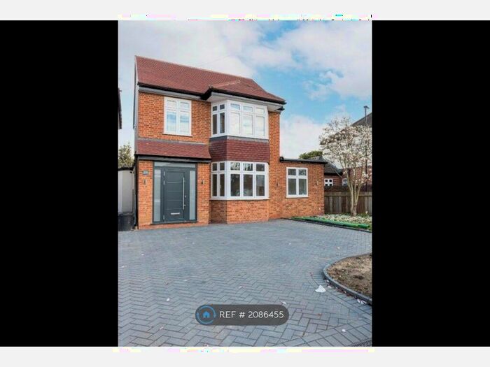 3 Bedroom Detached House To Rent In Willow Road, Enfield, EN1