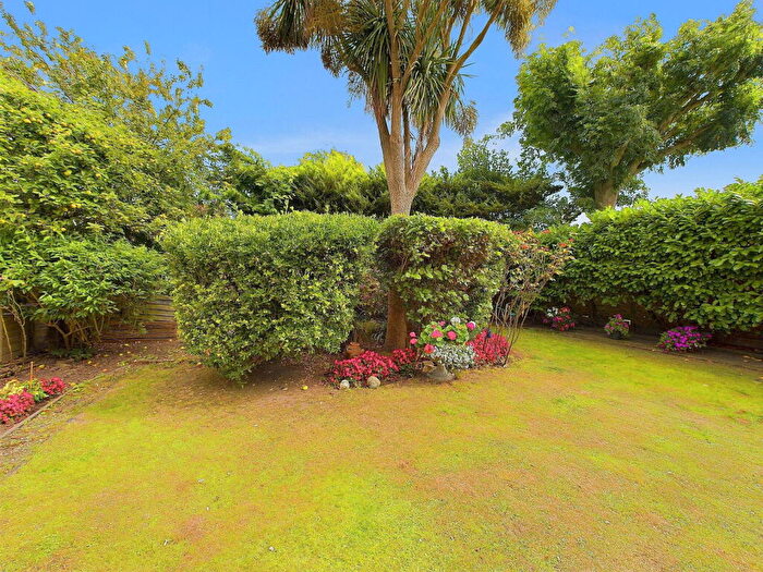 2 Bedroom Flat For Sale In Dover Road, West Worthing, West Sussex, BN11