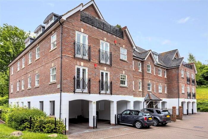 2 Bedroom Flat To Rent In Sells Close, Guildford, GU1