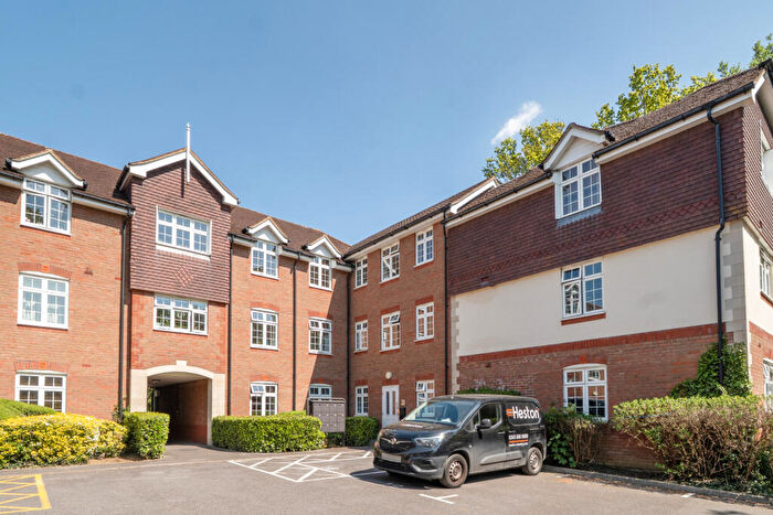2 Bedroom Apartment For Sale In Addlestone, Surrey, KT15