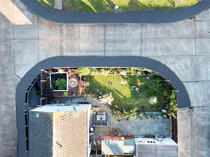 3 Bedroom End Of Terrace House For Sale In First Avenue, Canvey Island, SS8