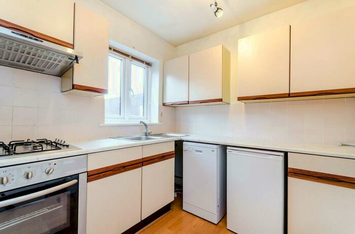 2 Bedroom Flat To Rent In Chestnut Grove, New Malden, KT3