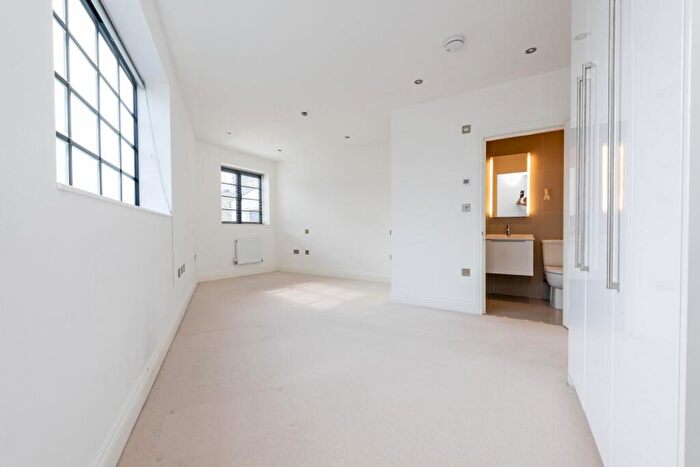 2 Bedroom Flat For Sale In Crombie Mews, SW11