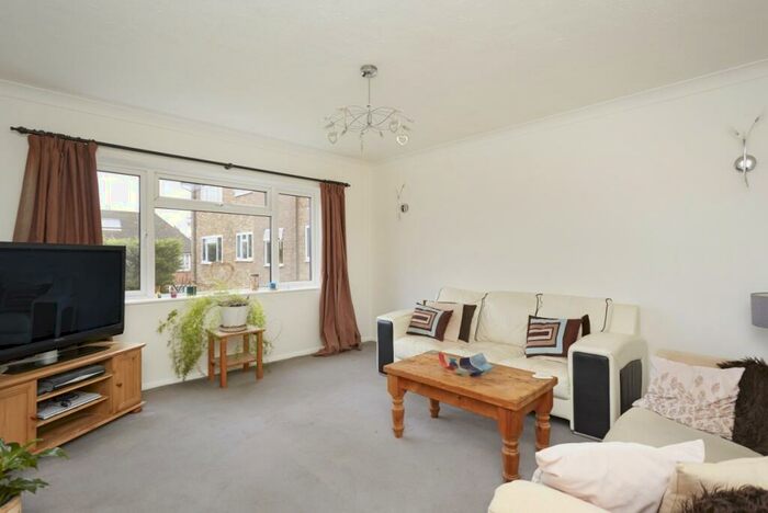 2 Bedroom Flat To Rent In Ninehams Road Caterham, CR3