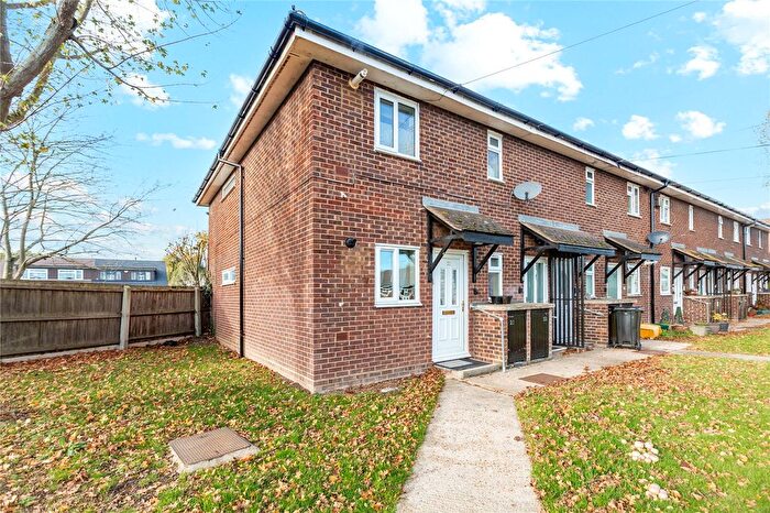 1 Bedroom Maisonette For Sale In Pine Close, Wickford, Essex, SS12