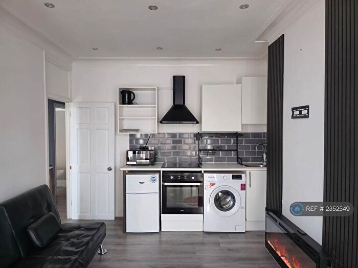 2 Bedroom Flat To Rent In Fairfax Drive, Westcliff-On-Sea, SS0