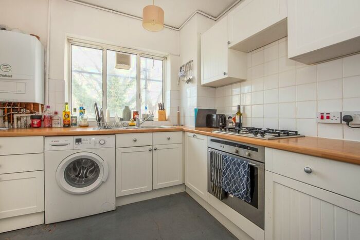 2 Bedroom Flat To Rent In Lambourn Road, London, SW4