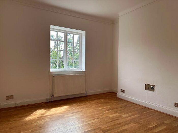3 Bedroom Detached House For Sale In Dudley Court, Finchley Road, London, NW11