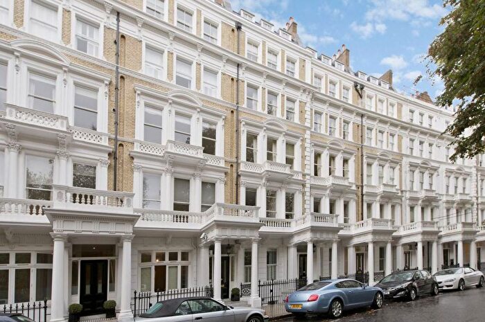 3 Bedroom Flat To Rent In Courtfield Gardens, Earls Court, SW5
