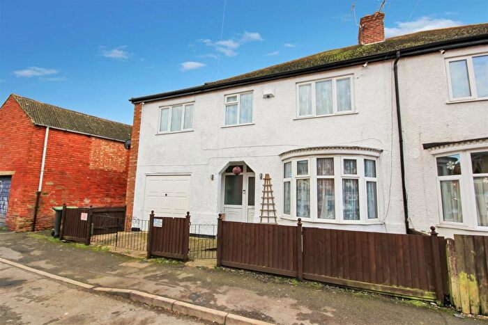 4 Bedroom Semi-Detached House For Sale In Pratt Road, Rushden, NN10