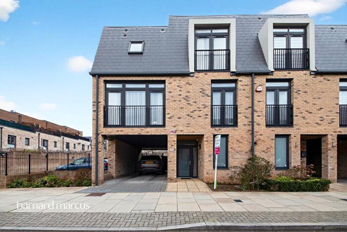 4 Bedroom End Of Terrace House For Sale In Helios Way, Barnet, EN5
