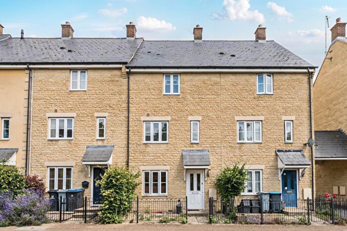 4 Bedroom Town House To Rent In Bluebell Way, Carterton, OX18