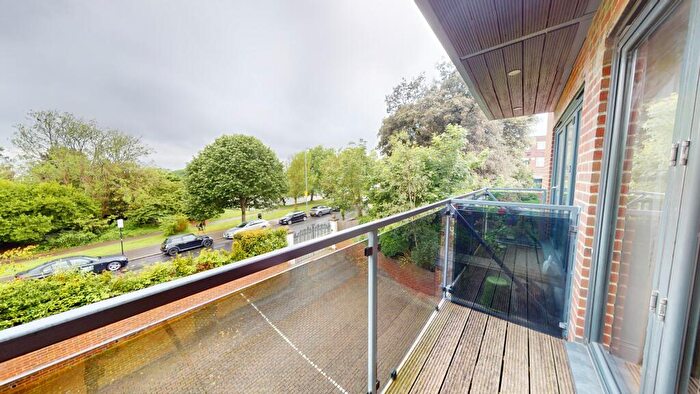 2 Bedroom Flat To Rent In South Court, Dyke Road, Hove, BN1