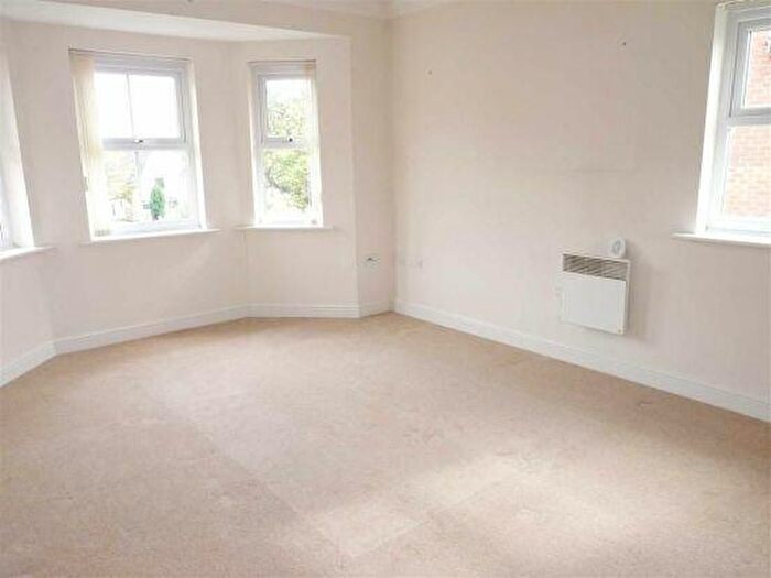 2 Bedroom Flat To Rent In Brackenthorpe Court, Moss Hey, Spital, CH63