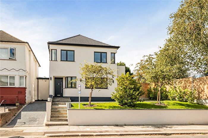 3 Bedroom Detached House For Sale In Highview Avenue, Edgware, HA8