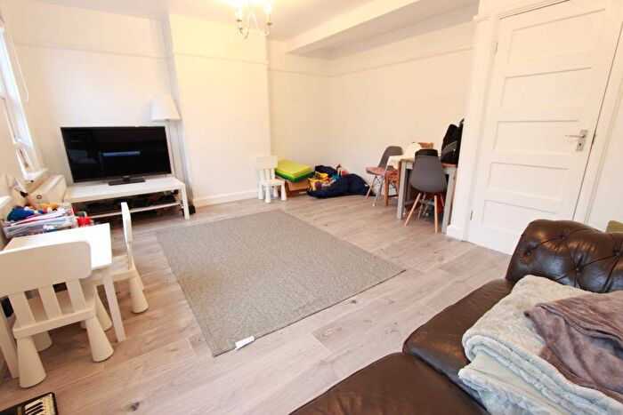 3 Bedroom Flat To Rent In Onslow Parade, London, N14