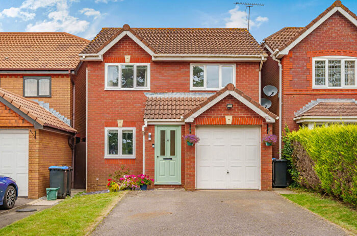 3 Bedroom Detached House For Sale In Alexandra Gardens, Knaphill, Woking, Surrey, GU21