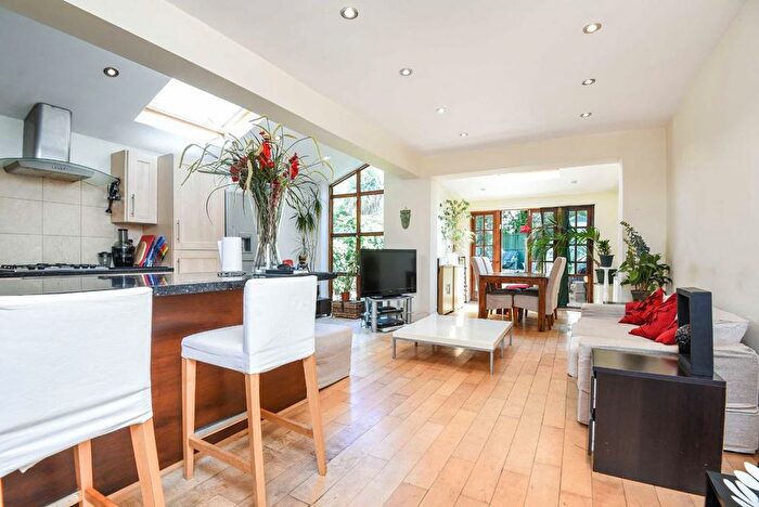 2 Bedroom Flat To Rent In Cavendish Road, Balham, SW12