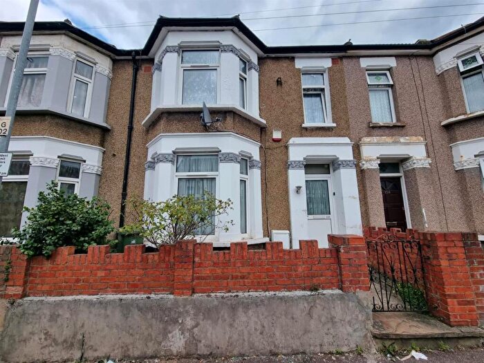 4 Bedroom Terraced House For Sale In Glenny Road, Barking, IG11