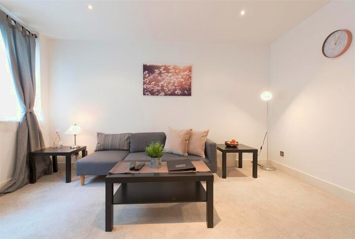 2 Bedroom Flat To Rent In Bride Court, London, EC4Y