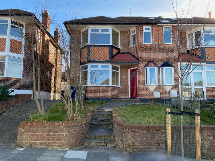 4 Bedroom Semi-Detached House To Rent In The Woodlands, Southgate N14