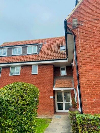 2 Bedroom Flat To Rent In Littlecroft, South Woodham Ferrers, CM3