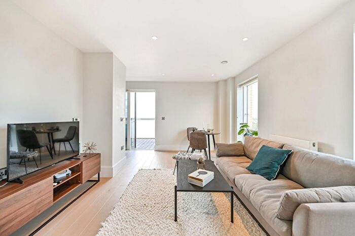 1 Bedroom Flat To Rent In Charter Place, Hounslow, Hounslow, TW3