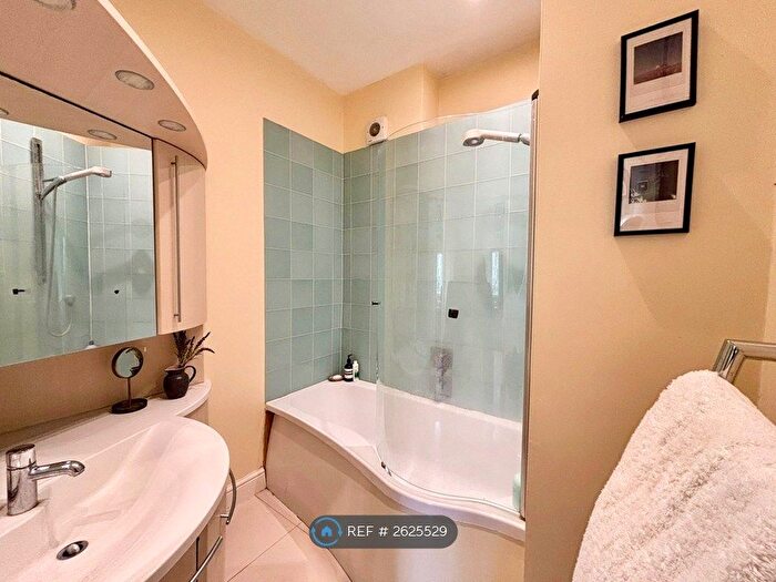 2 Bedroom Flat To Rent In Friars Stile Road, Richmond, TW10