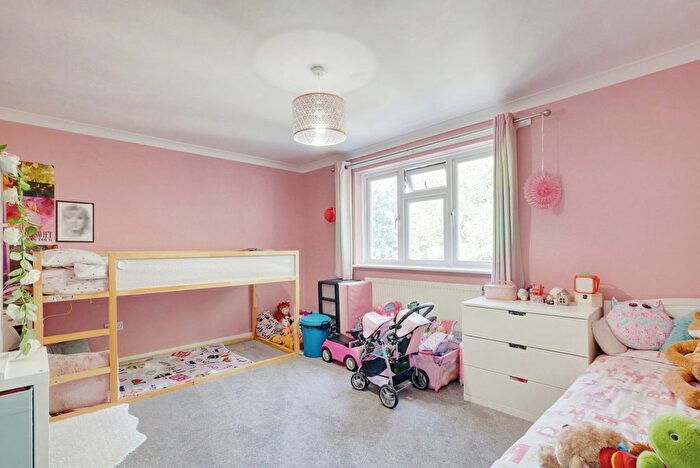 2 Bedroom Flat For Sale In Cavendish Gardens, Westcliff-On-Sea, SS0
