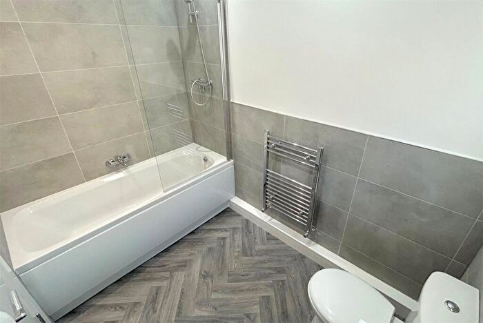 2 Bedroom Apartment To Rent In South Parade, Whitley Bay, NE26