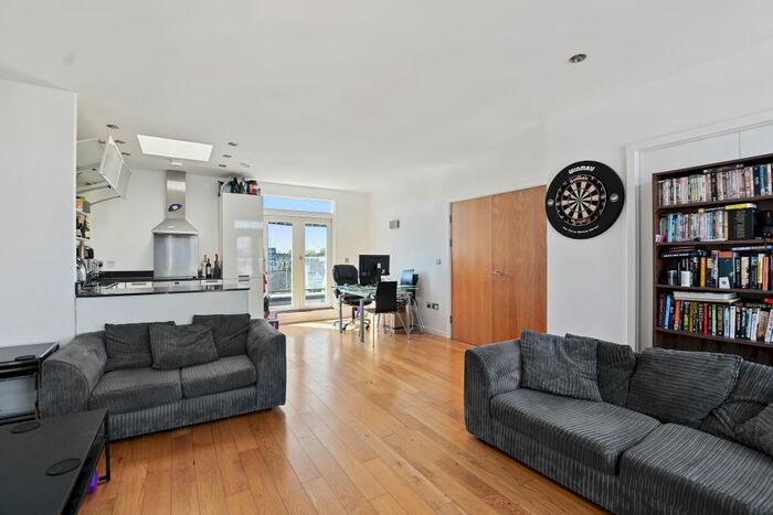 3 Bedroom Flat To Rent In The Retreat, Earlsfield, SW18