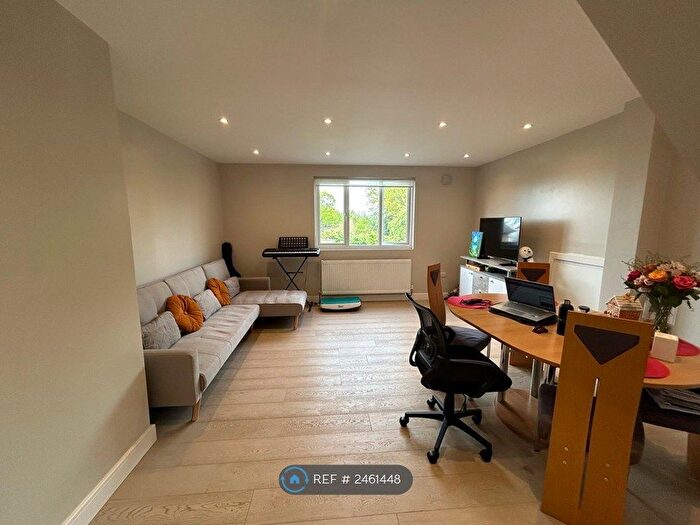 3 Bedroom Flat To Rent In Torcroft, London, NW4