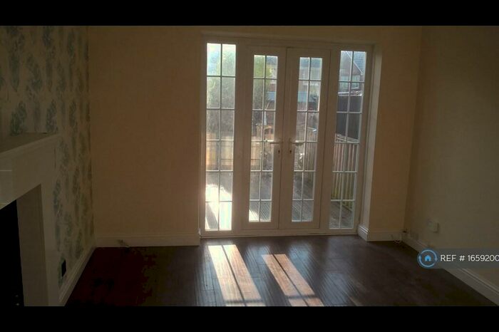 3 Bedroom Semi-Detached House To Rent In South Crescent, Clipstone Village, Mansfield, NG21