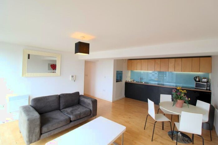 2 Bedroom Flat To Rent In Saxton, The Avenue, Leeds, West Yorkshire, LS9