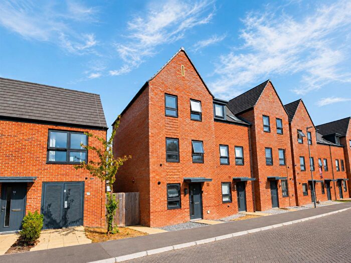 3 Bedroom Town House For Sale In Betony Meadow, Houghton Regis, LU5