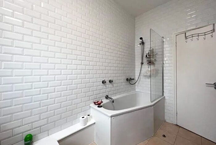 2 Bedroom Flat To Rent In Lorrimore Square, London, SE17