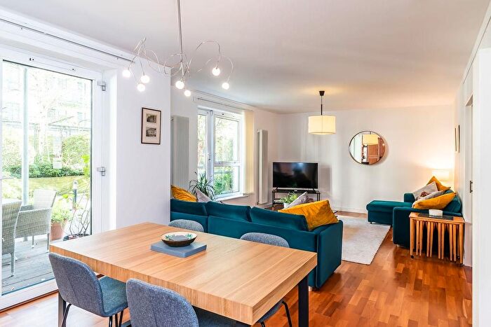 2 Bedroom Flat To Rent In Holyrood Road, Edinburgh, EH8