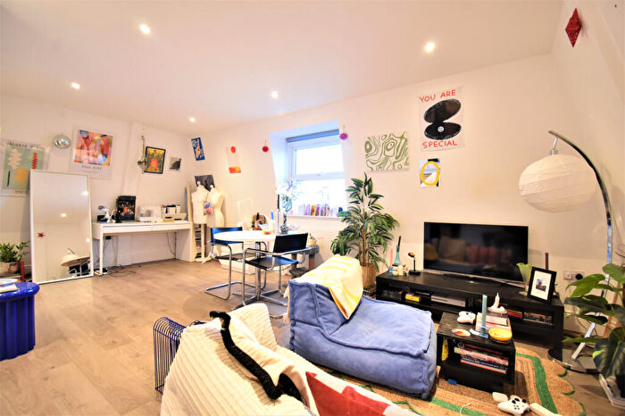 1 Bedroom Flat To Rent In Ballards Lane, London, , London, N12
