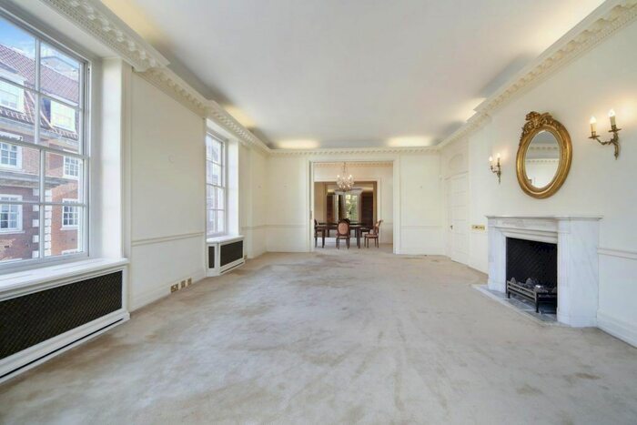 3 Bedroom Flat To Rent In Grosvenor Square, Mayfair, W1K