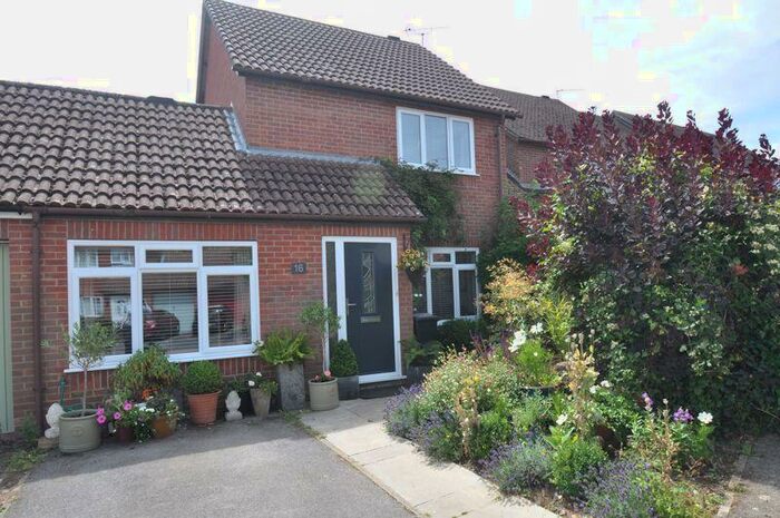 2 Bedroom Link Detached House For Sale In Burgess Close, Odiham, RG29